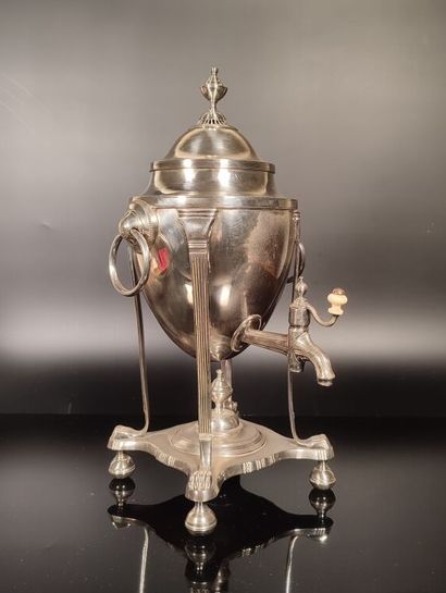 Samovar en bronze argenté, réservoir ovoïde...