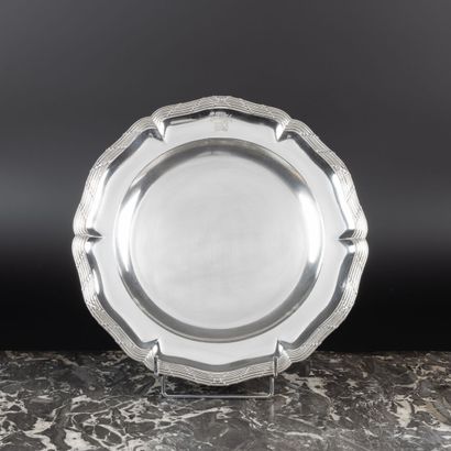 Grand plat rond à contours en argent, décor...