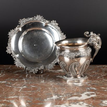 Grande tasse et sous-tasses en argent à décor...