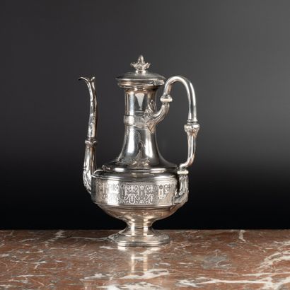 Cafetière en argent guilloché à décor de...
