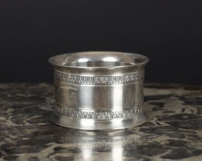 Rond de serviette en argent à décor de frises...