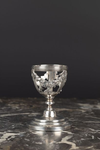 Coquetier en argent, reposant sur une base...