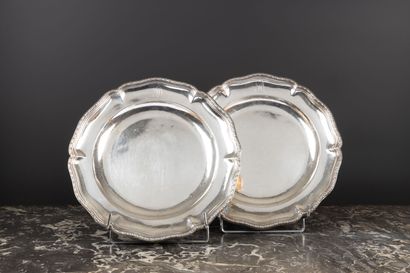 Paire d'assiettes en argent à six contours,...