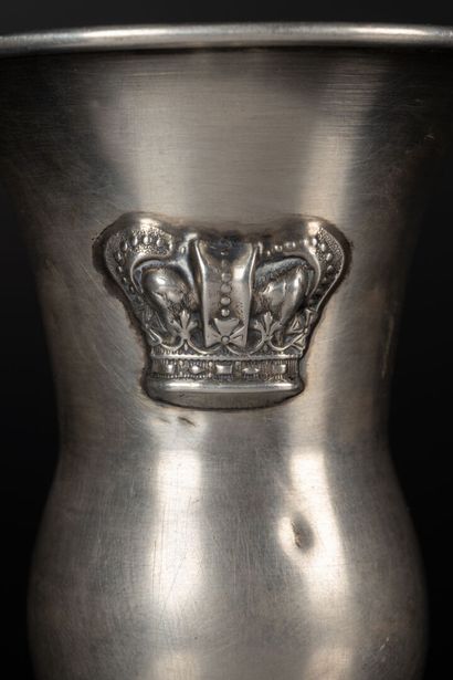 Coupe de kiddouch sur piédouche en argent...