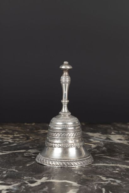 Sonnette en argent à décor de frises d'entrelacs,...
