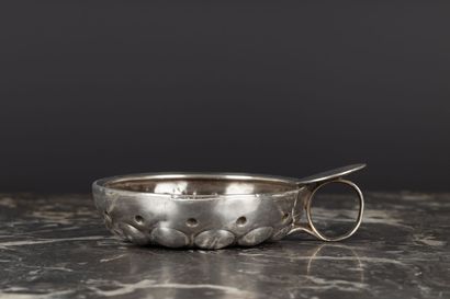 Tasse à vin en argent à cupules. Gravée P....