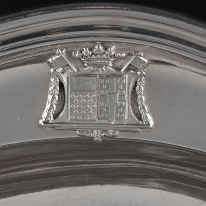 Plat rond en argent à cinq contours bordés...