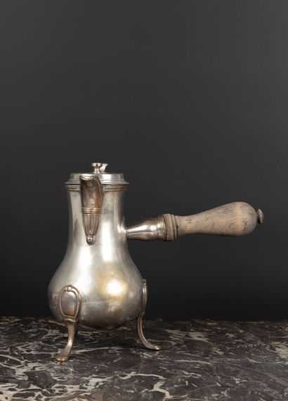 Cafetière tripode en métal plaqué d'argent,...