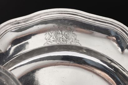Paire d'assiettes en métal doublé d'argent...