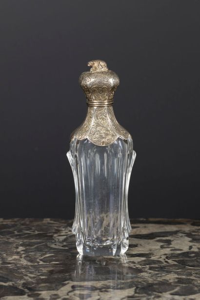 Vinaigrette en cristal , la monture en argent...