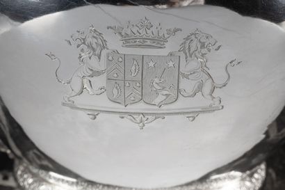 Théière ovale en argent uni, décor de cygne,...