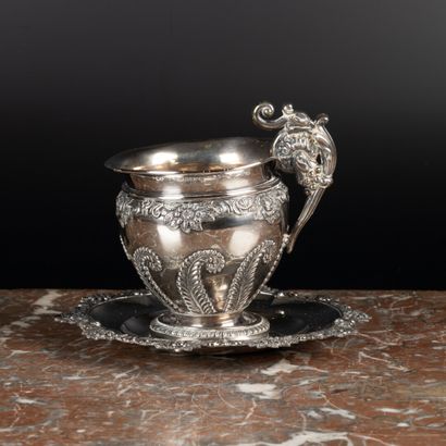 Grande tasse et sous-tasses en argent à décor...