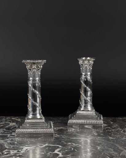 Paire de petits flambeaux en argent en forme...