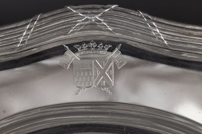 Plat rond à contours en argent, décor de...