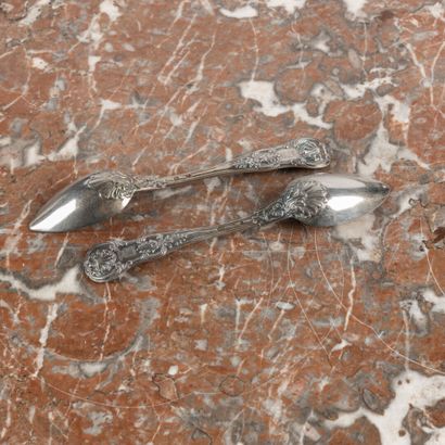 Ensemble en argent:
- pince à sucre à décor...