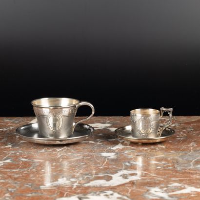 Lot de deux tasses et sous tasses en argent...
