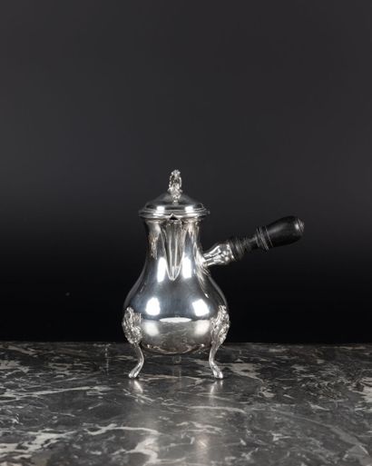 Petite verseuse tripode balustre en argent...