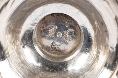 Petit saupoudroir en argent, de forme balustre,...