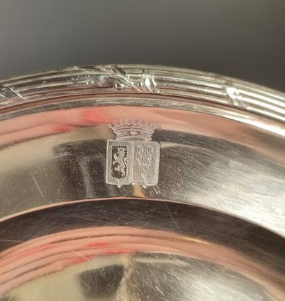 Plat rond en argent, décor de jonc rubané...