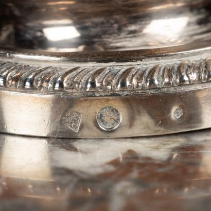 Grande tasse et sous-tasses en argent à décor...