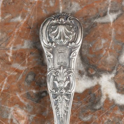 Ensemble en argent:
- pince à sucre à décor...
