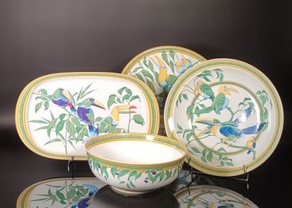 HERMES. 4 pièces de service de table en porcelaine...