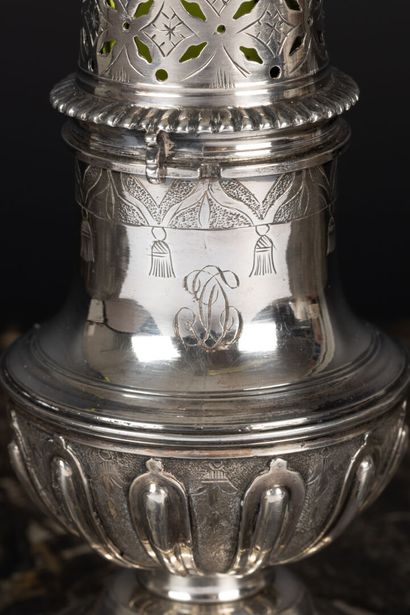 Petit saupoudroir en argent, de forme balustre,...