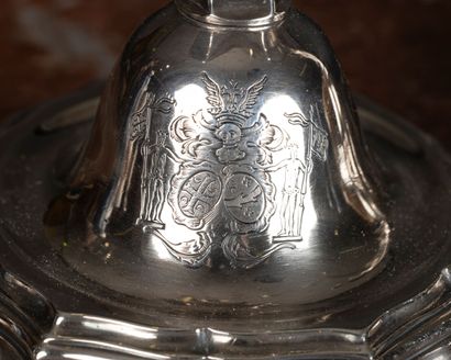 Paire de flambeaux en argent, ils reposent...