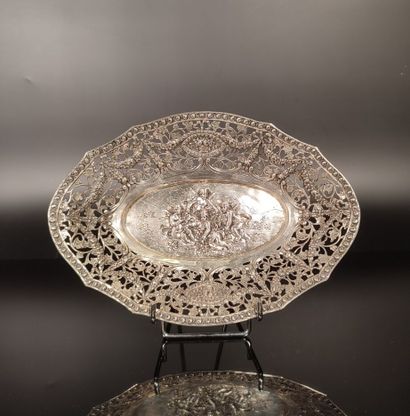 Coupe ovale à contours en argent, décor ajouré...