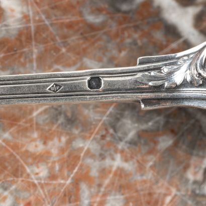 Ensemble en argent:
- pince à sucre à décor...