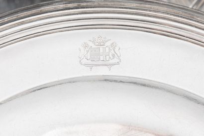 Suite de trois plats ronds en argent à filets...