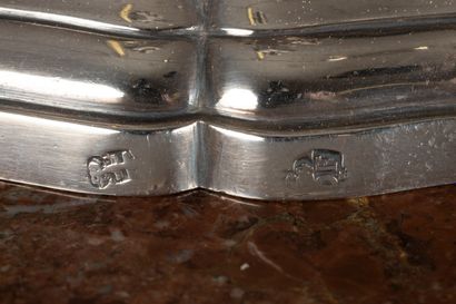 Paire de flambeaux en argent, ils reposent...