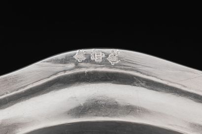 Plat rond en argent à cinq contours bordés...