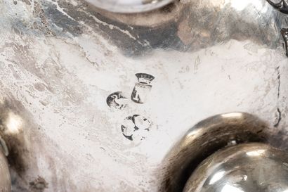 Gobelet en argent reposant sur trois pieds...