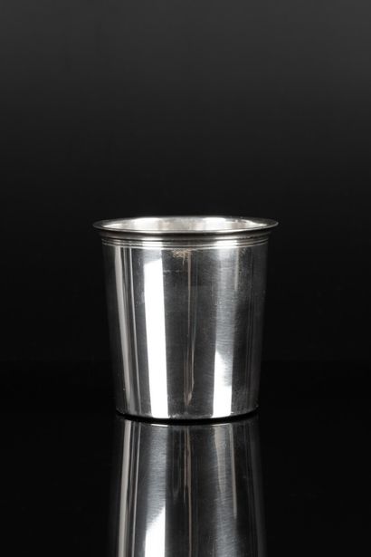 Timbale en argent à décor de filets. Poinçon...