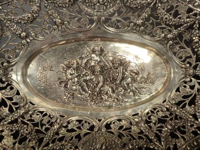 Coupe ovale à contours en argent, décor ajouré...