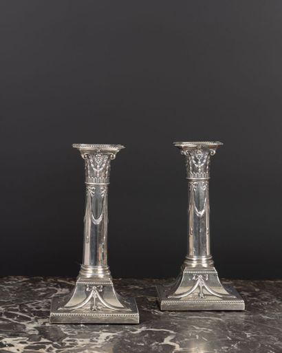 Paire de flambeaux en argent en forme de...