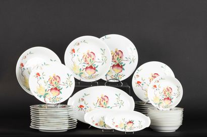 LIMOGES. Service de table porcelaine modèle...