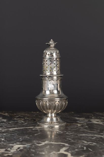 Petit saupoudroir en argent, de forme balustre,...