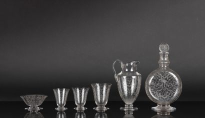 BACCARAT. Service en cristal gravé, modèle...