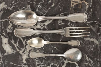 Lot en argent : 
- 4 petites cuillers, modèle...