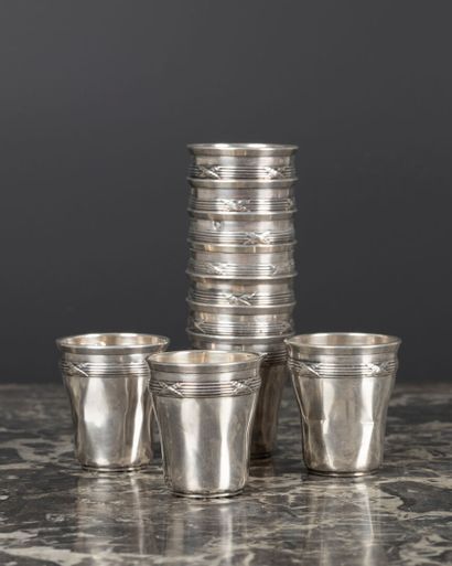 Série de 10 gobelets en argent, frises rubans...