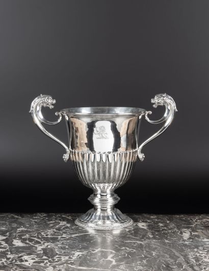 Grande coupe à anses en argent, décor de...