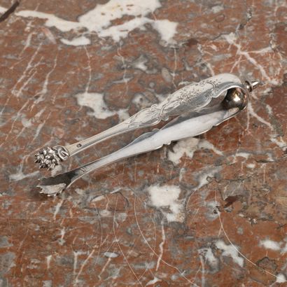 Ensemble en argent:
- pince à sucre à décor...
