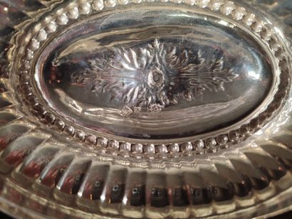 Sucrier en argent reposant sur quatre pieds...