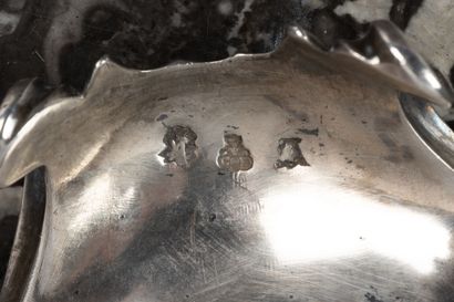 Porte huilier en argent de forme ovale, reposant...