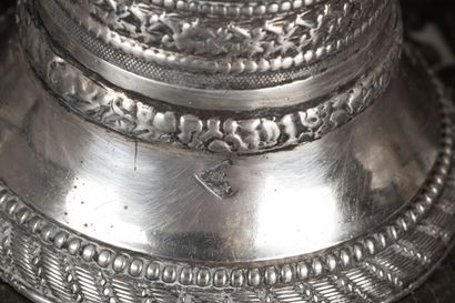 Sonnette en argent à décor de frises d'entrelacs,...