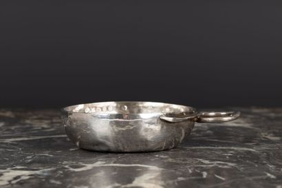Tasse à vin en argent uni, anse serpent....