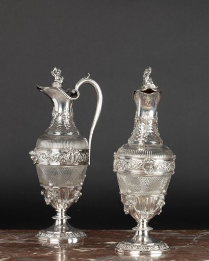 Paire d'aiguières en cristal taillé, la monture...