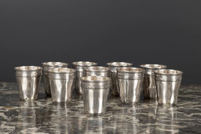 Série de 10 gobelets en argent, frises rubans...
